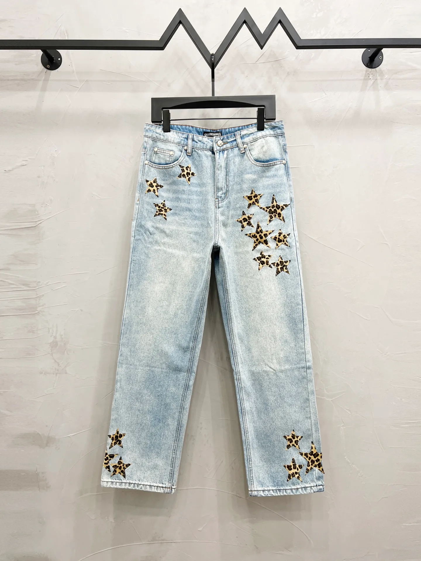P250 Style No.: [M931] Chrome Hearts SS25 star embroidered zipper straight jeans for men and women, blue, top ceiling quality, styles with different wash textures, very friendly to people with thin legs and thick legs, the straight slim fit is very flattering to the leg shape, timeless moderate length, easy to match with, basic styling for various styles, a must-have in the wardrobe! The fabric is stiff but also makes the upper body soft without losing texture. The washing process is even more perfect. It is a must-have item for everyone! ! ! Washed wheat, hang tag, pants label, three labels complete Color: blue Size: 30, 32, 34, 36